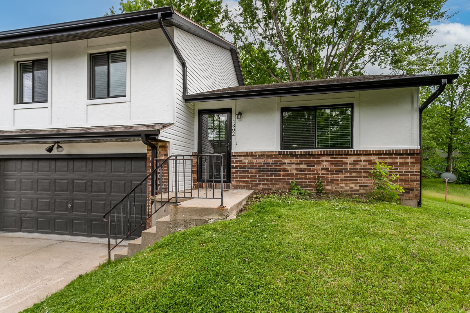 Columbia Apartment: 4300-4302 Mount Carmel Lane