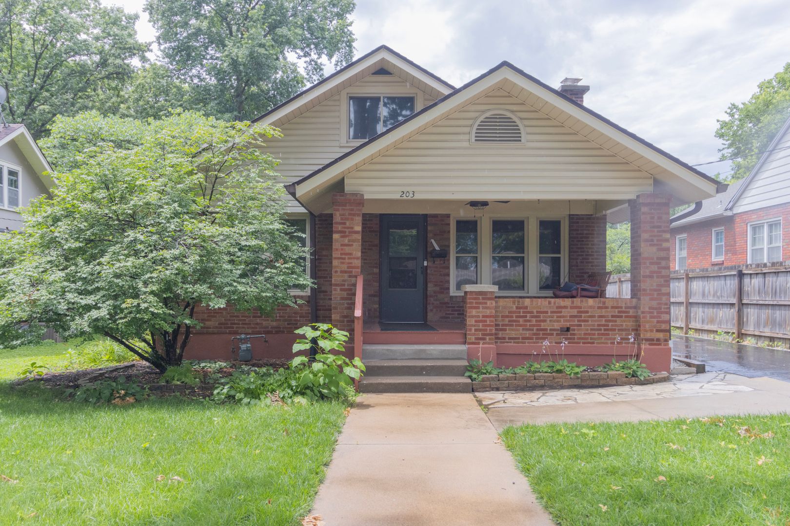 Columbia House: 203 Edgewood Dr