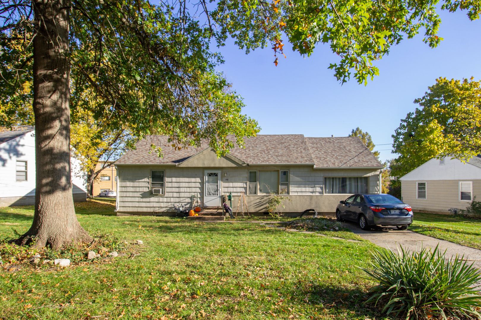 Columbia House: 110 Fyfer Pl