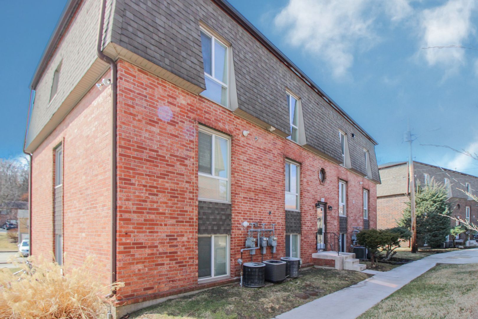 Columbia Apartment: 1800-1816 East Broadway