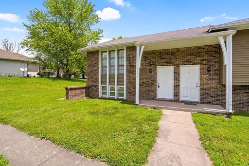 Quaint Duplex in quiet neighborhood – photo 1