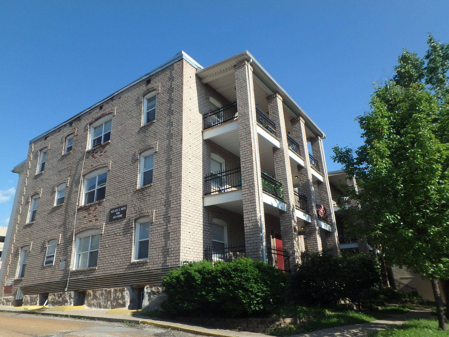 Columbia Apartment: 400 S Ninth St