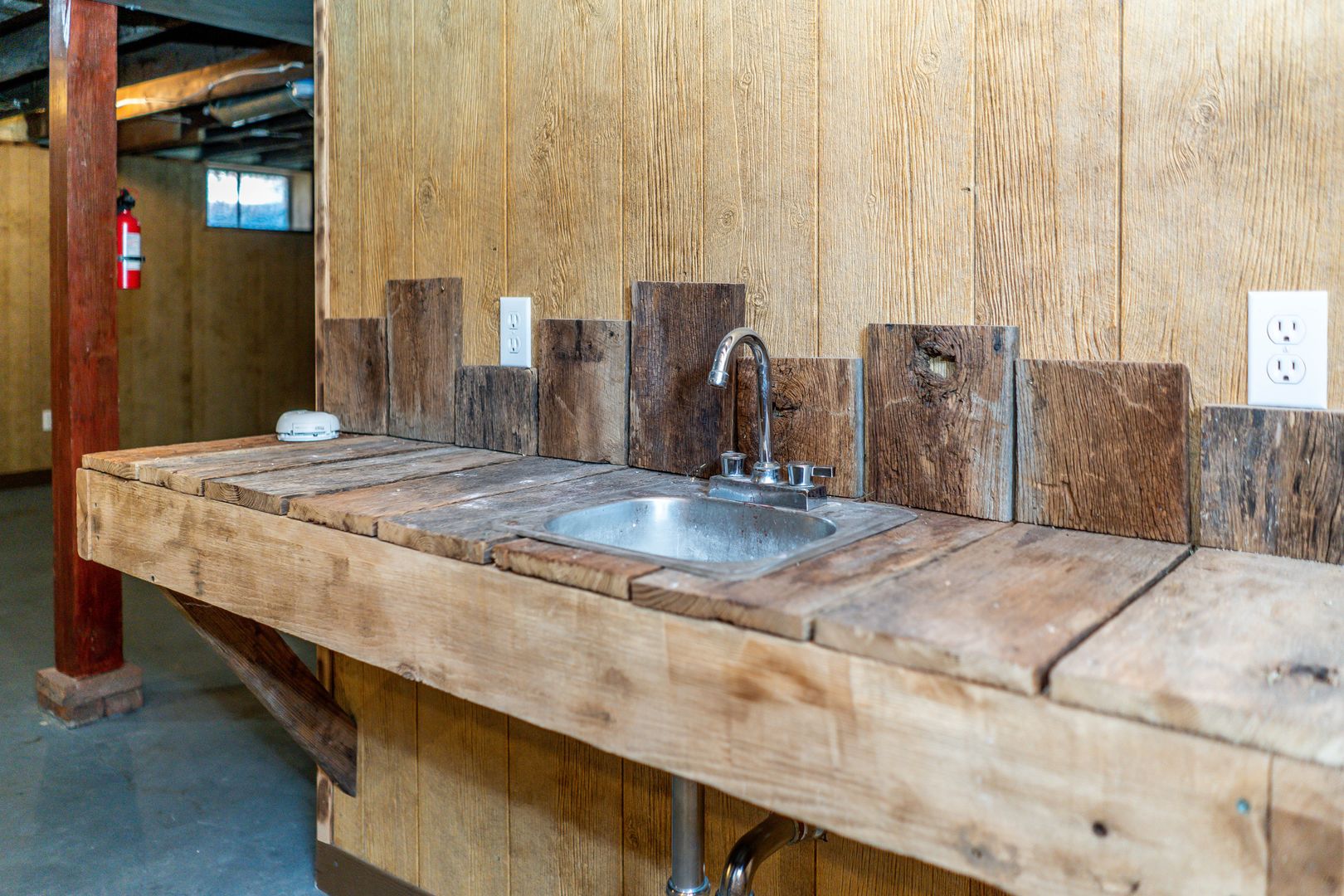 Columbia House: 606 Paris Ct