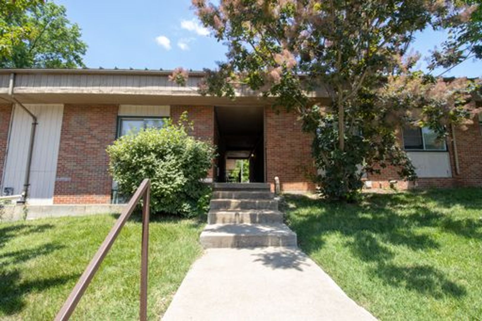 Columbia Apartment: 201 W Ash St