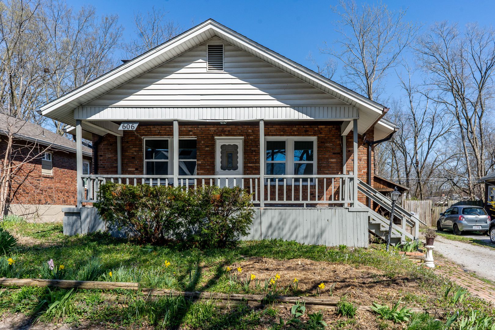 Columbia House: 606 Paris Ct