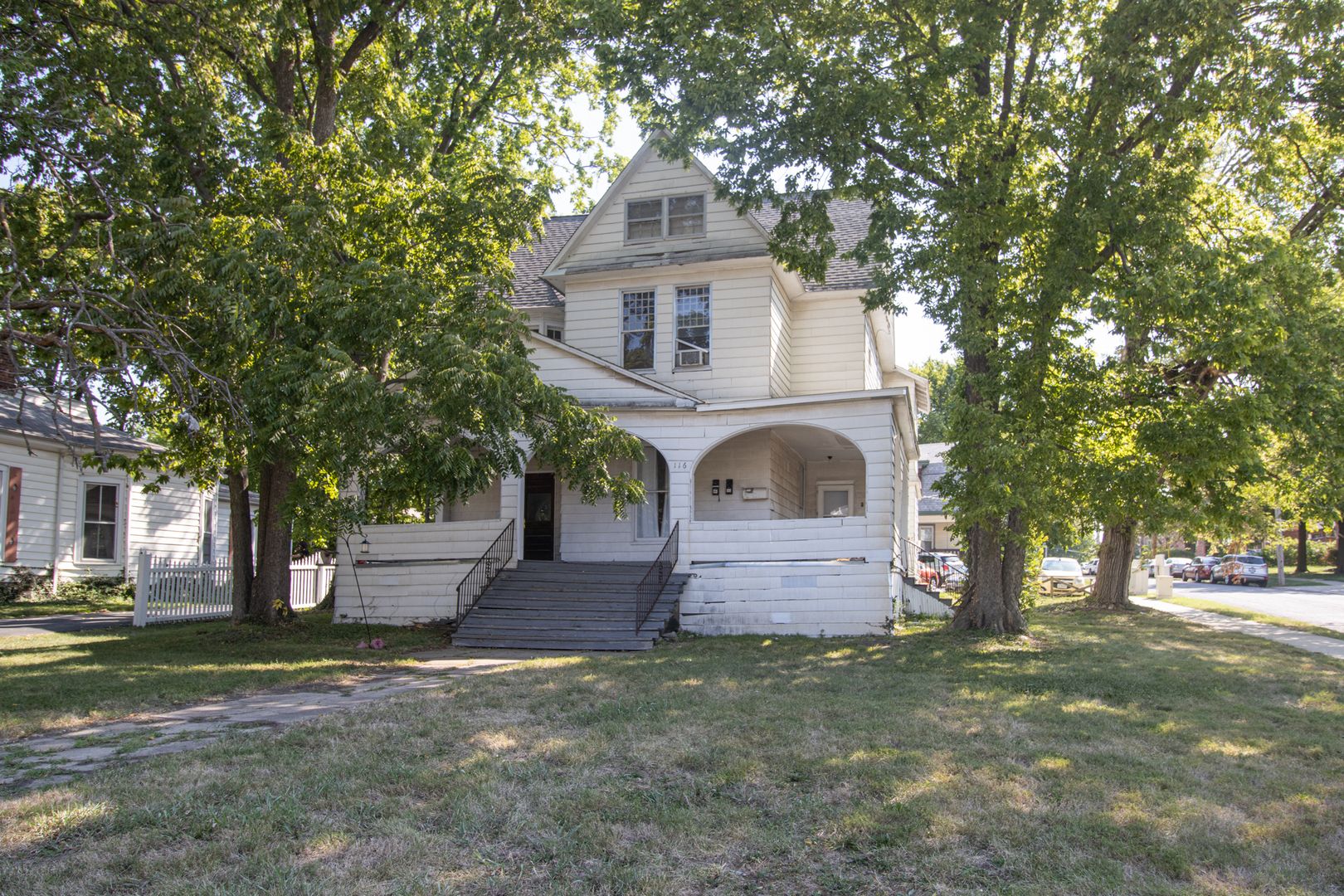 Columbia Apartment: 116 S College