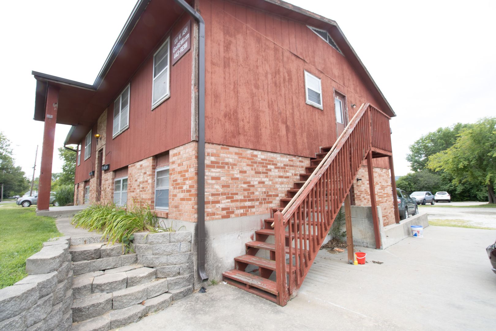 Columbia Apartment: 120 W Ash St