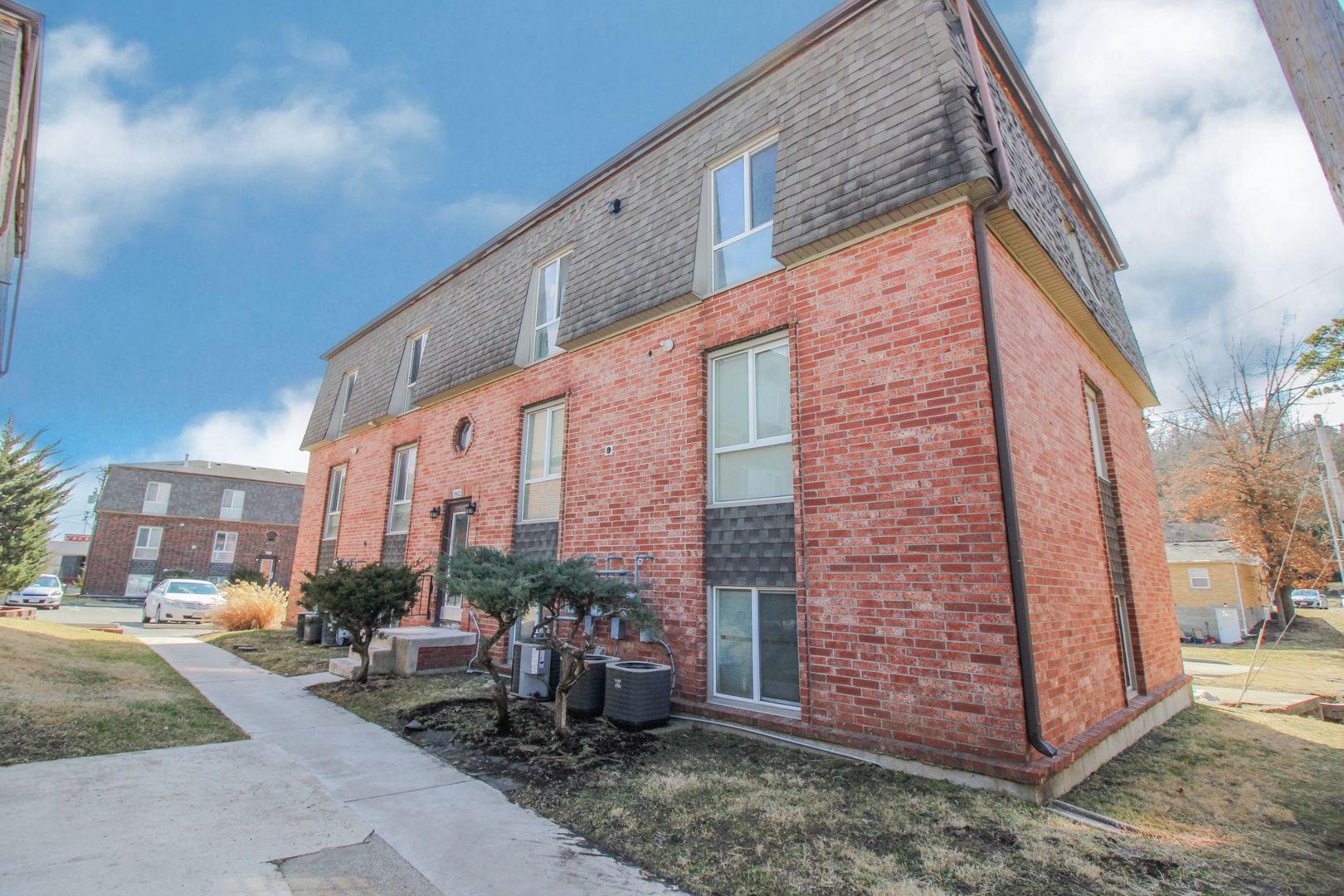 Columbia Apartment: 1800-1816 East Broadway