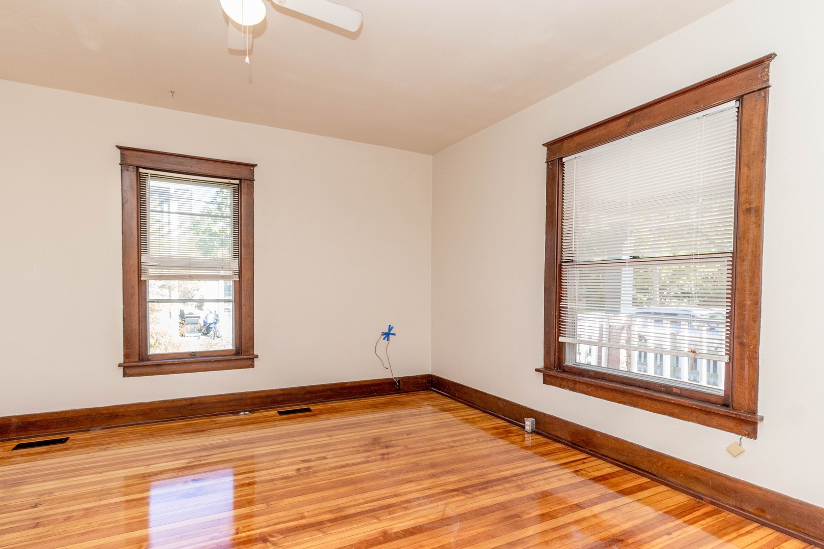 Columbia Apartment: 1405 Windsor
