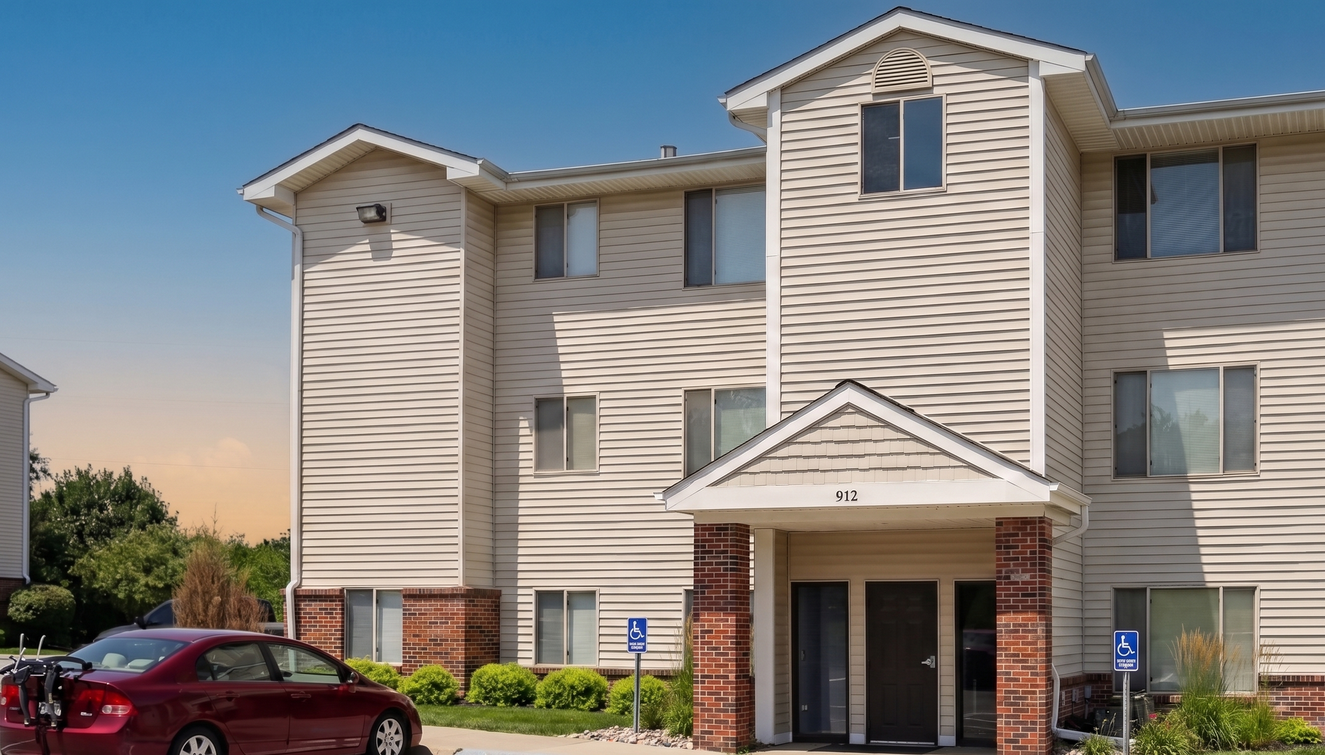 Bellevue Apartment: 904 Kasper Street