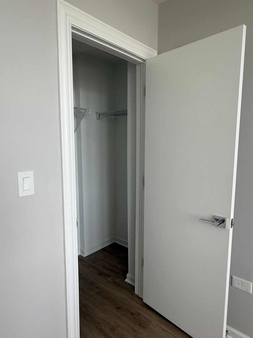 Waukegan Apartment: 10 N Sheridan Rd.