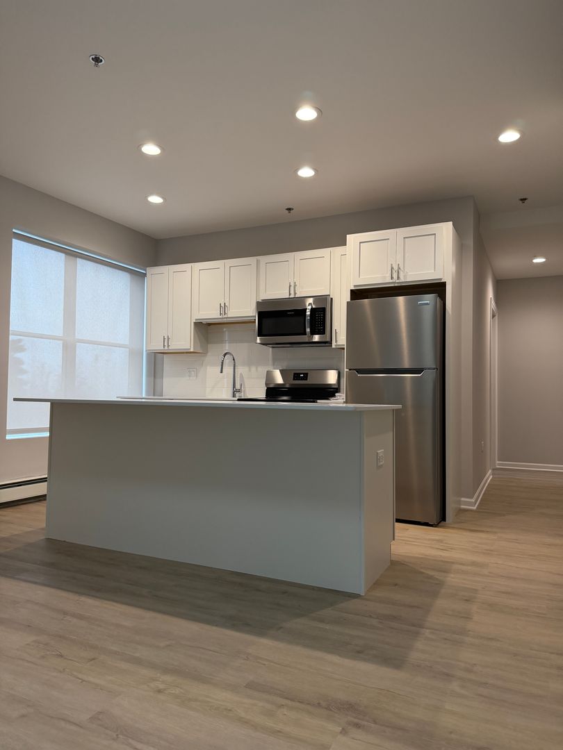 Waukegan Apartment: 10 N Sheridan Rd.