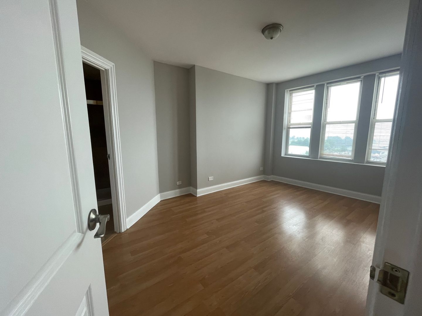 Waukegan Apartment: 10 N Sheridan Rd.