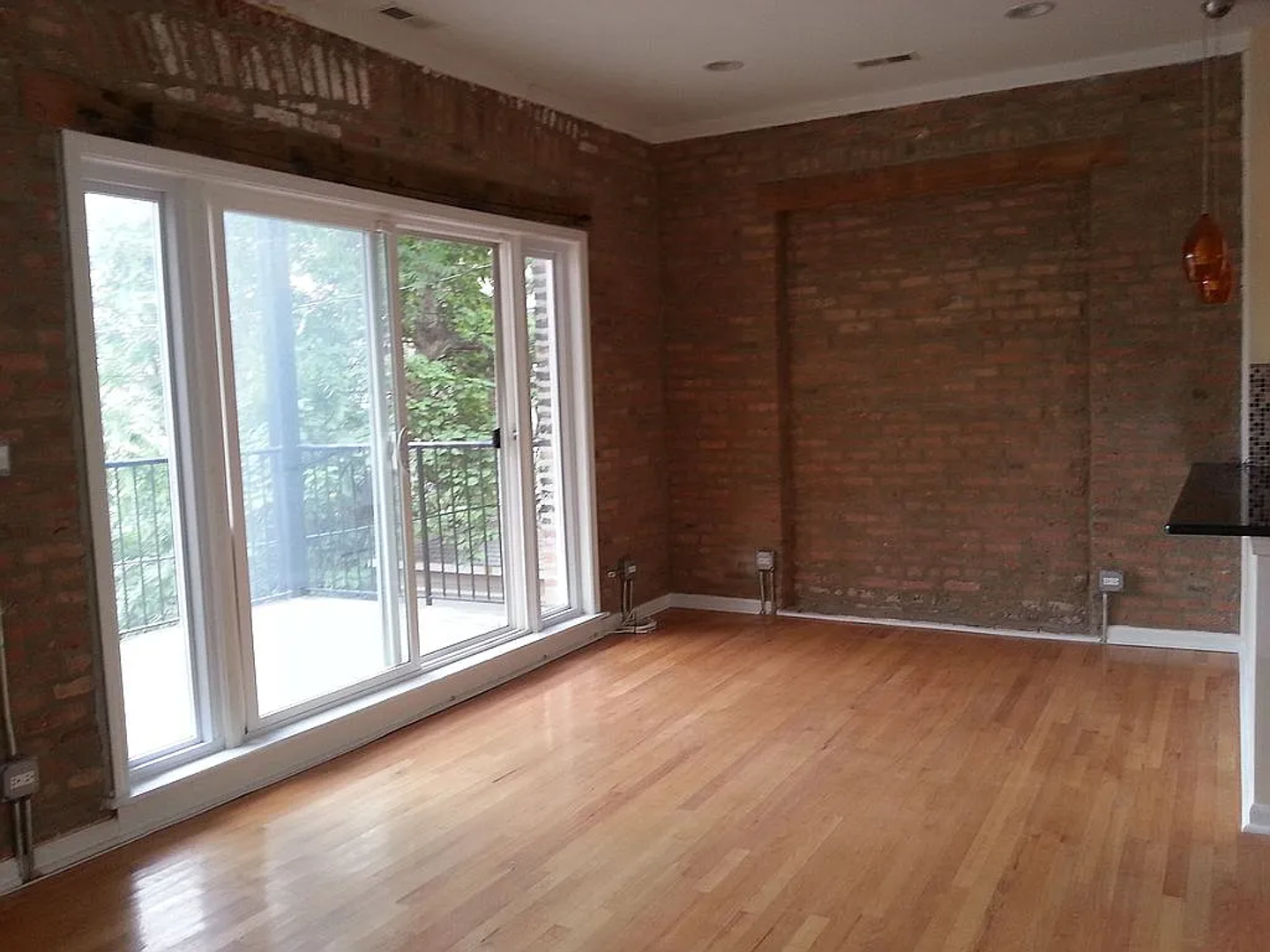 Chicago House: 964 E 62nd Street # 3C