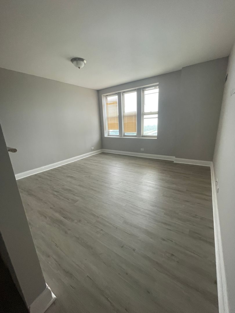 Waukegan Apartment: 10 N Sheridan Rd.