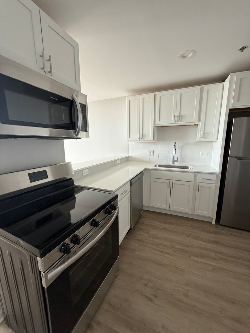 Waukegan Apartment: 10 N Sheridan Rd.