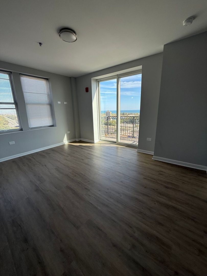 Waukegan Apartment: 10 N Sheridan Rd.