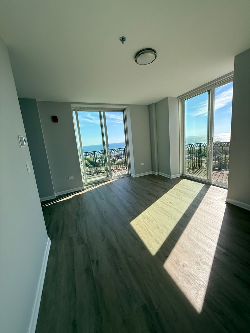 Waukegan Apartment: 10 N Sheridan Rd.