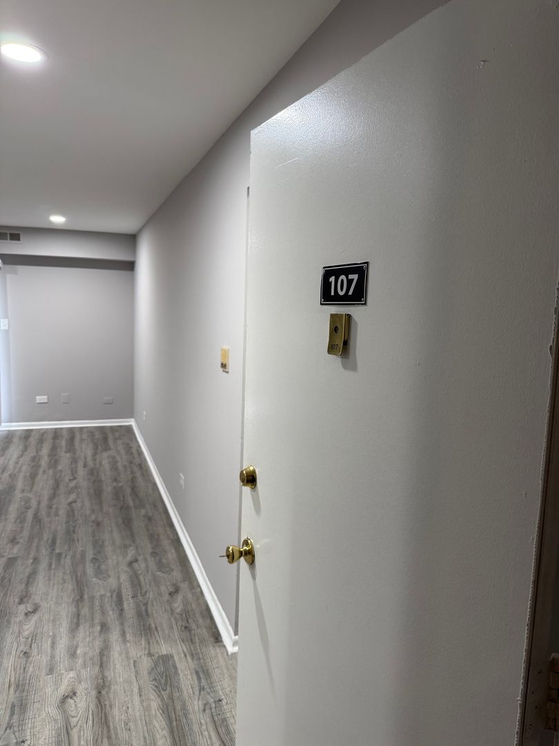 Glenwood Apartment: 609-649 E Glenwood Lansing Rd.