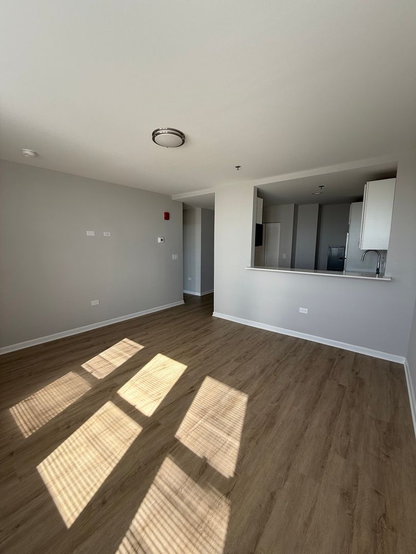 Waukegan Apartment: 10 N Sheridan Rd.