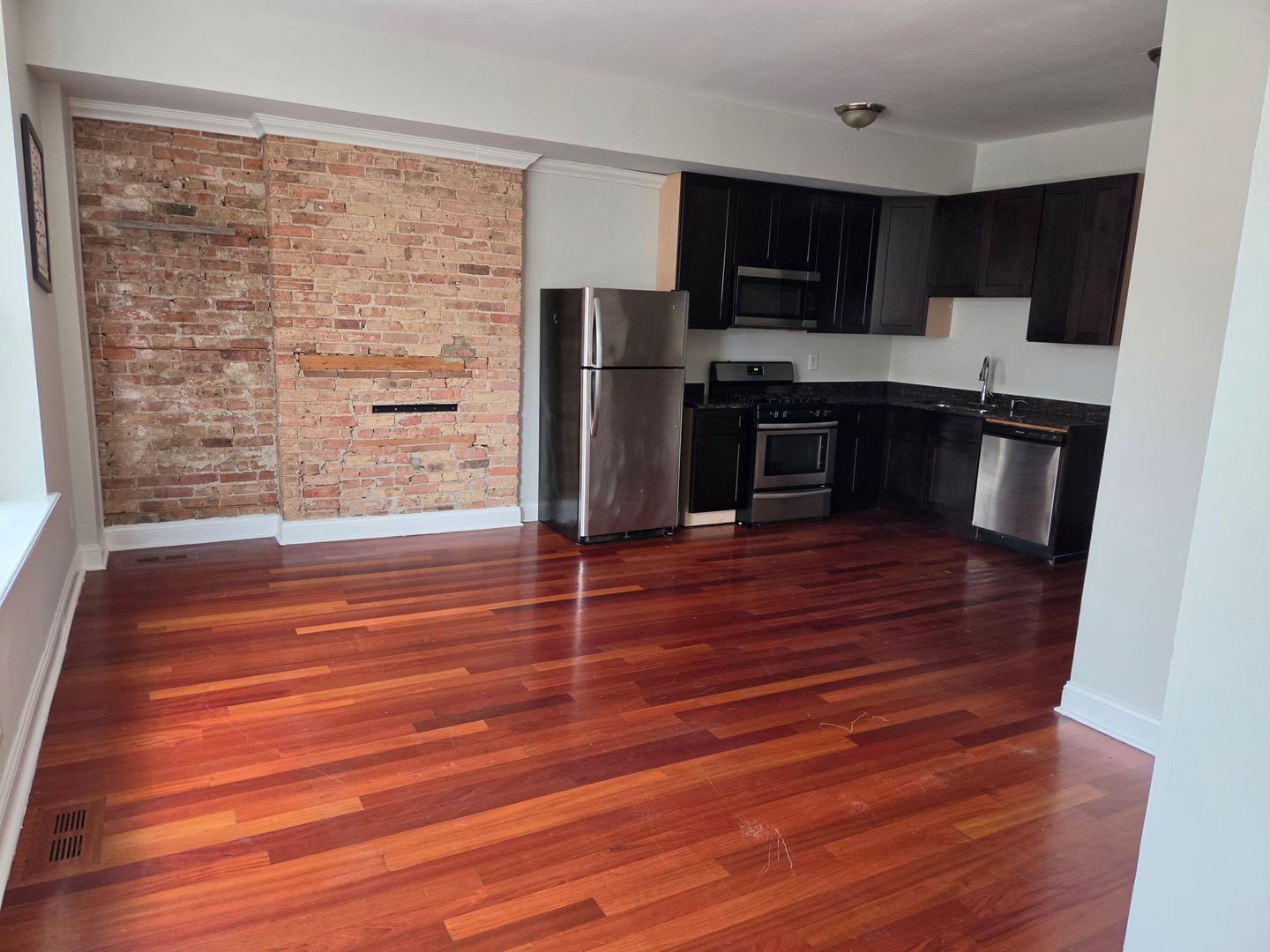 Chicago Apartment: 3143 W Warren Blvd