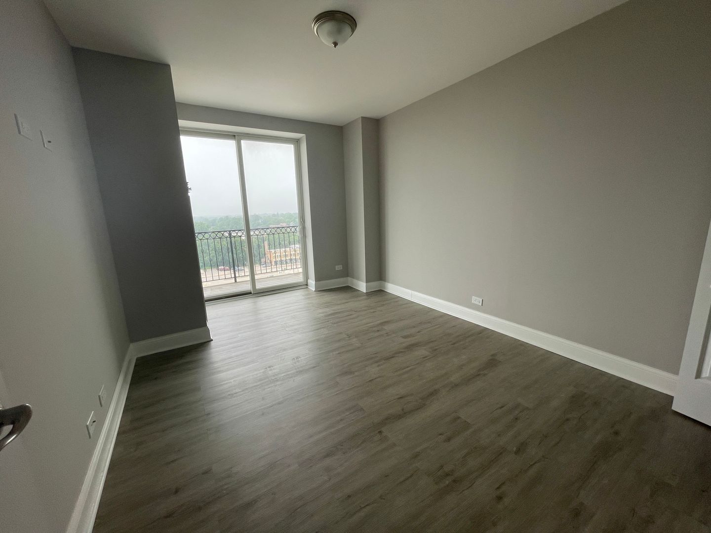 Waukegan Apartment: 10 N Sheridan Rd.