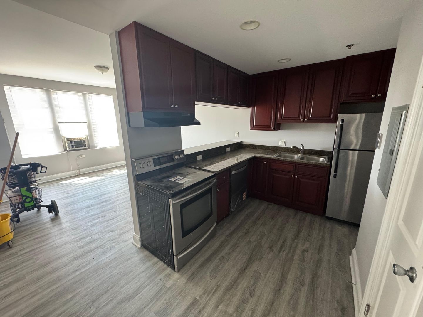Waukegan Apartment: 10 N Sheridan Rd.