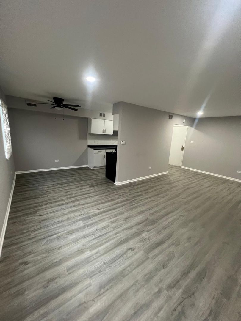 Glenwood Apartment: 609-649 E Glenwood Lansing Rd.