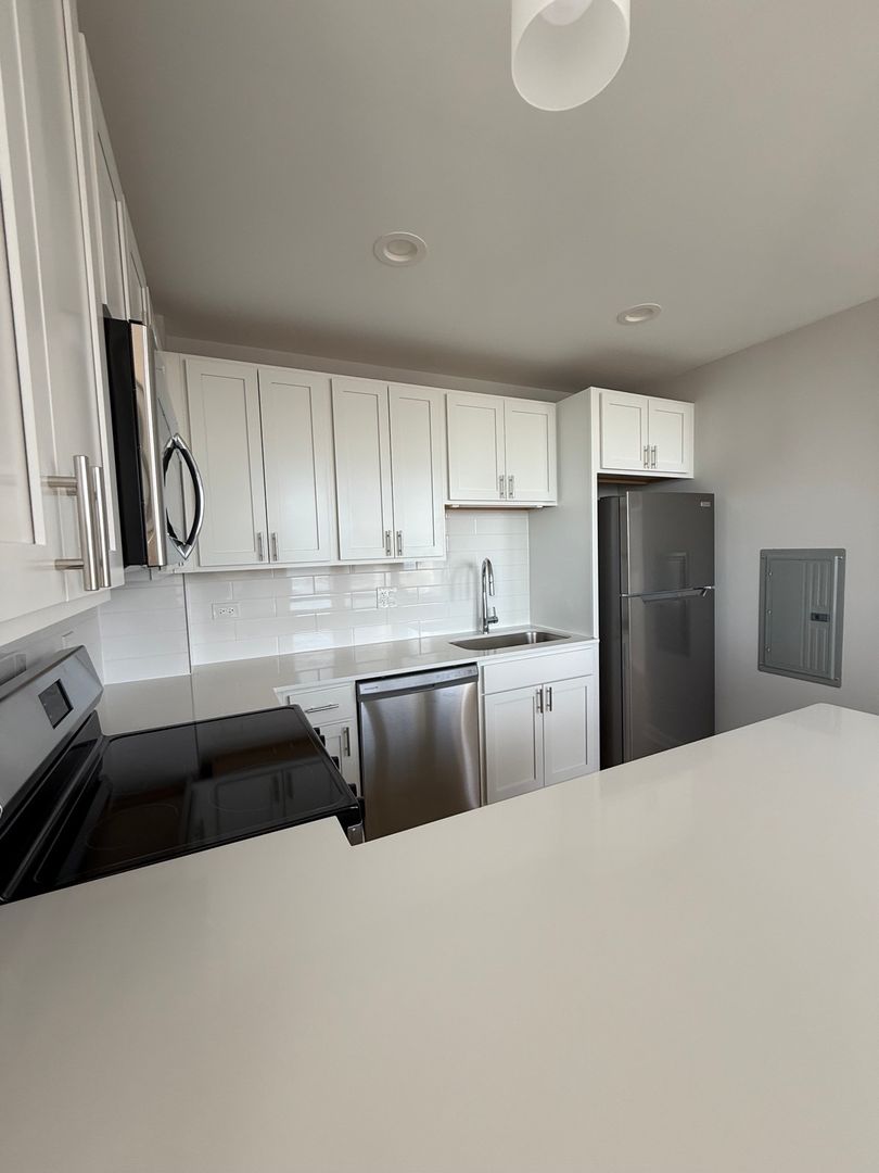 Waukegan Apartment: 10 N Sheridan Rd.