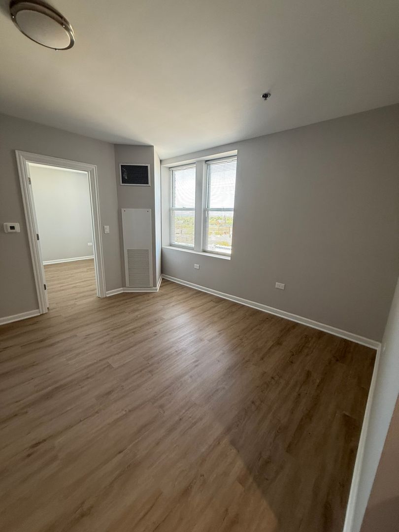 Waukegan Apartment: 10 N Sheridan Rd.