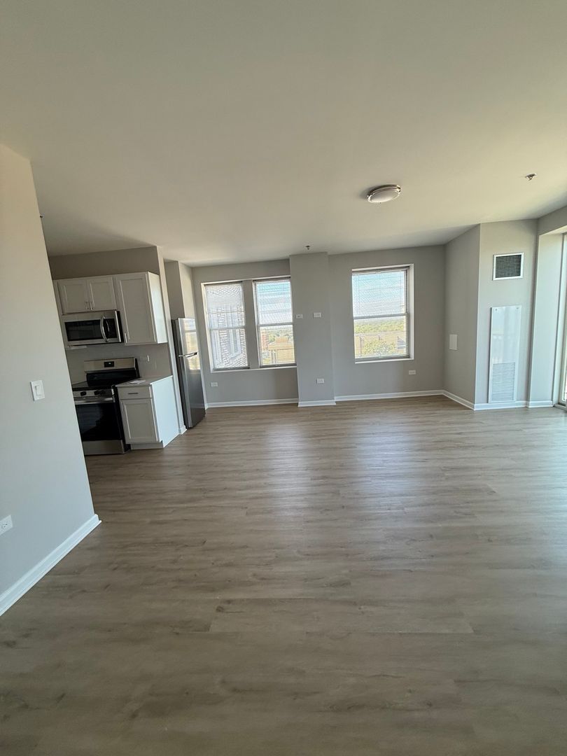 Waukegan Apartment: 10 N Sheridan Rd.