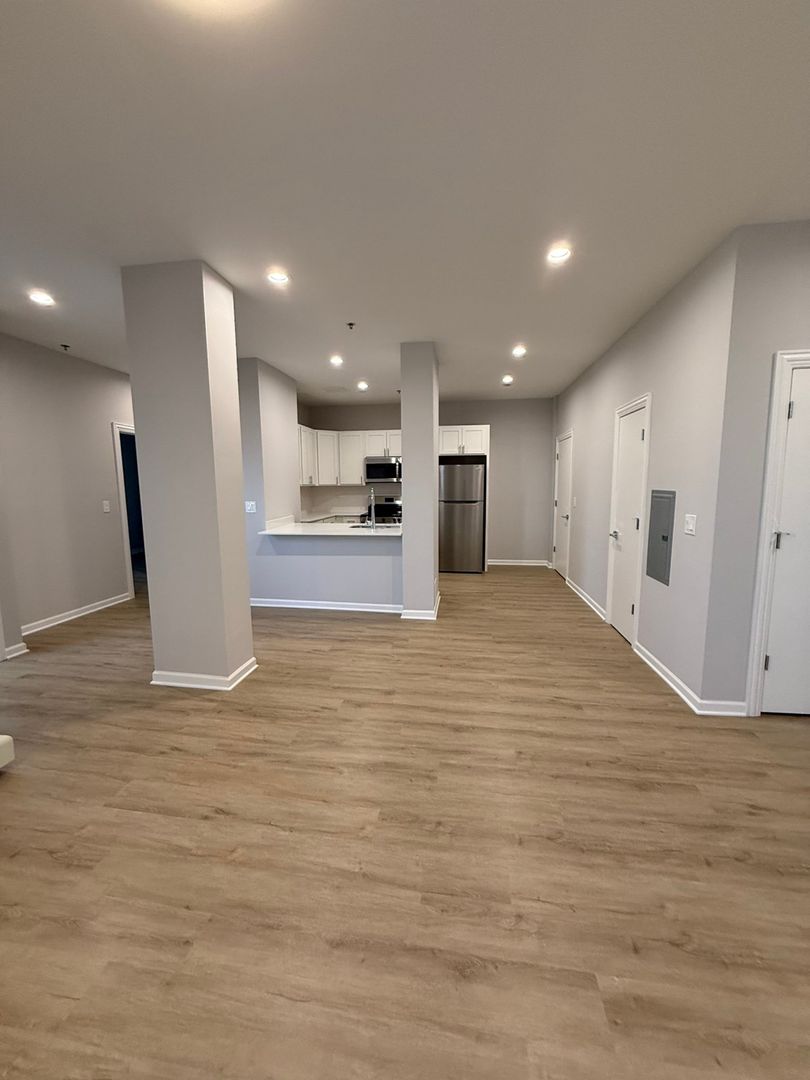 Waukegan Apartment: 10 N Sheridan Rd.