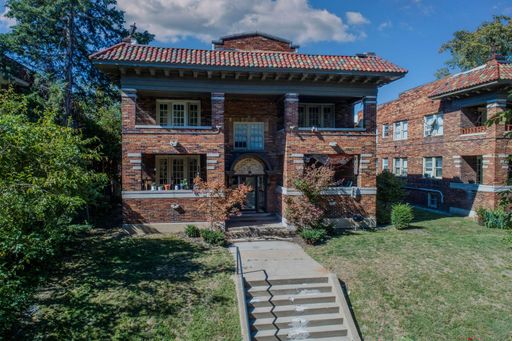 1bd/1 bath historical apartment near River Market – photo 1