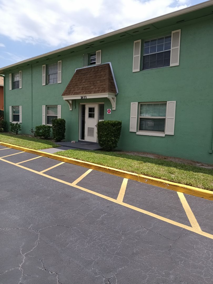 Orlando Condo: 1633 W. Oak Ridge Road #D