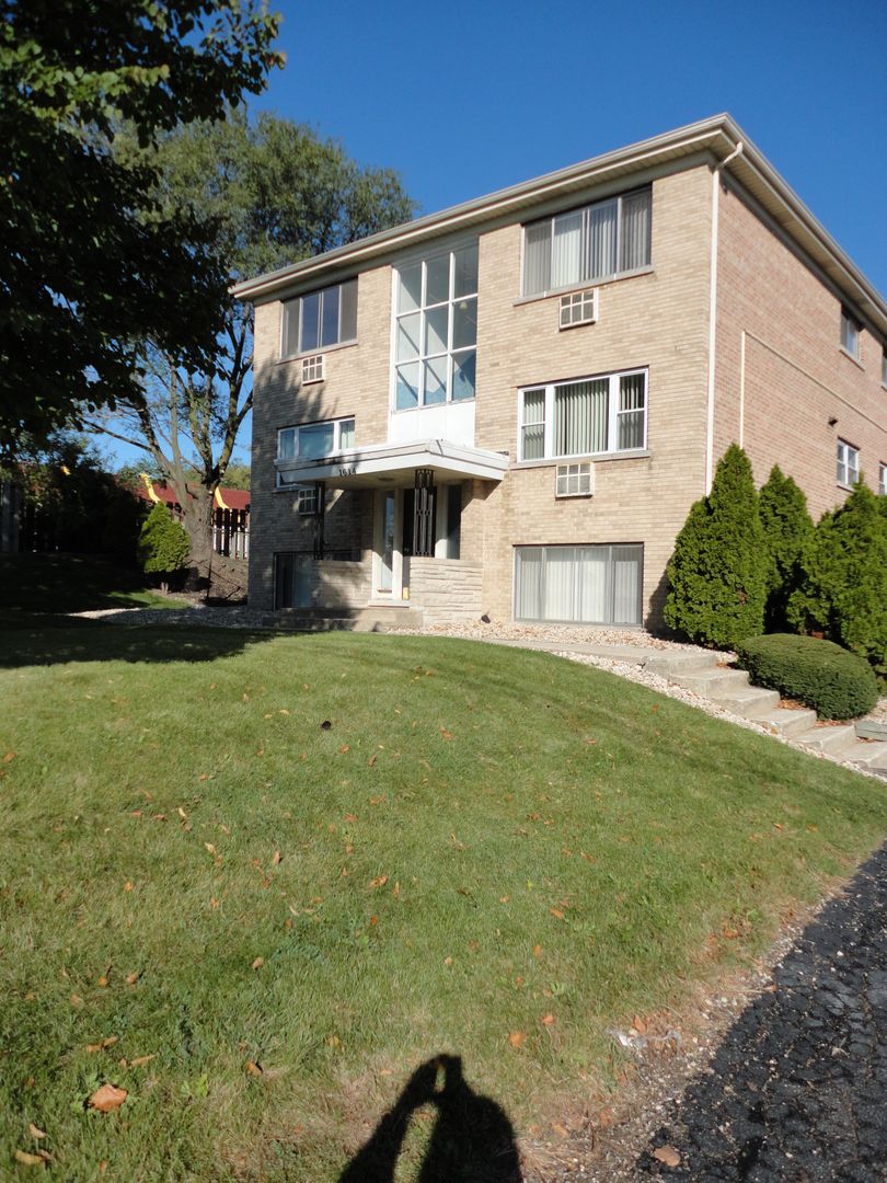 Downers Grove Apartment: 1614 Ogden