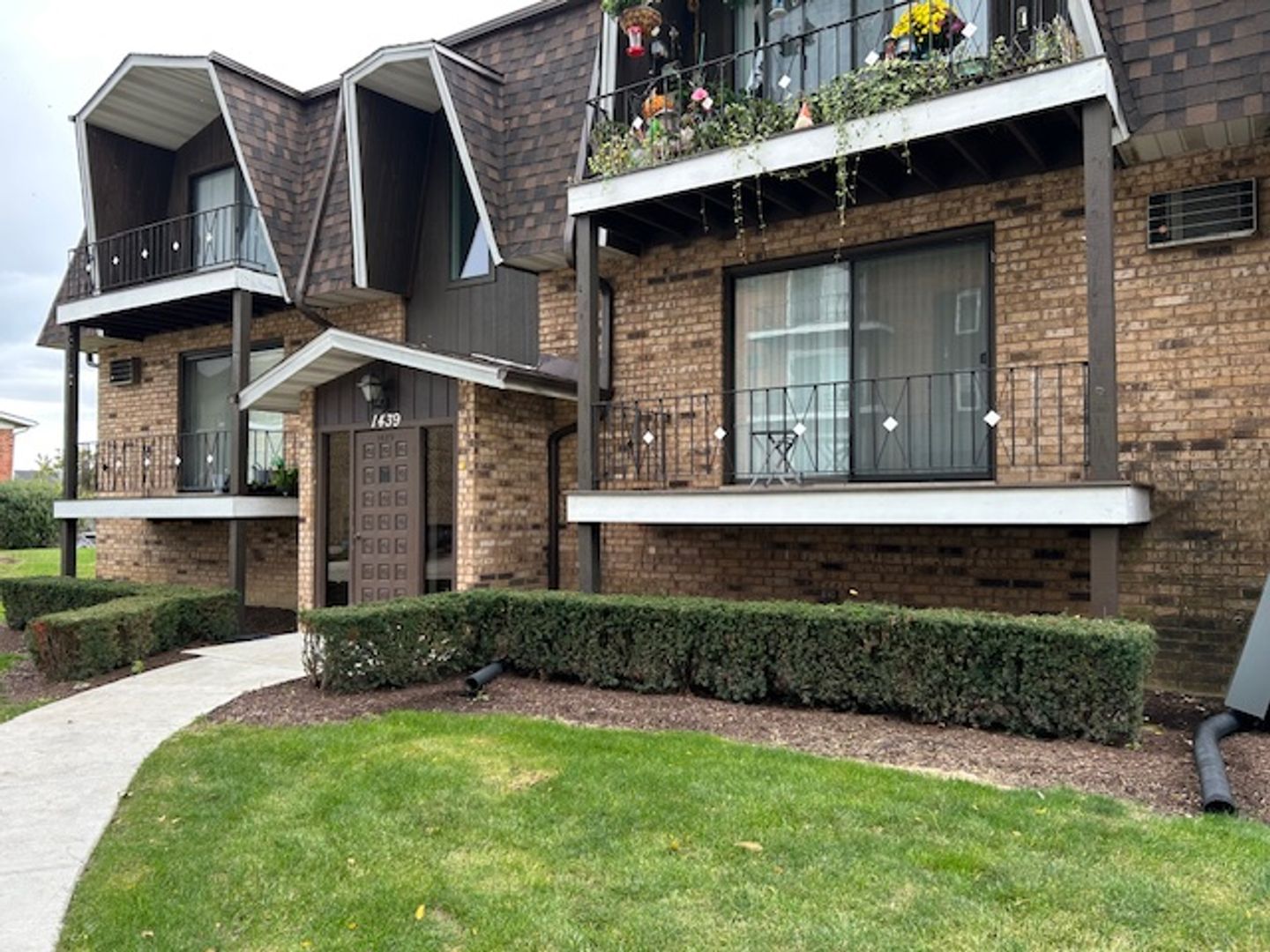 Westmont Apartment: 1439 Carriage Ln