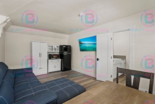 **1 Month Free** Free WIFI and Free Laundry Usage -Studios Apartments in Downtown Reno – photo 1