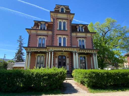 Beautiful, large 1-2 bedroom apartment!