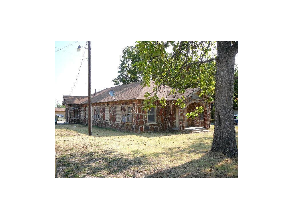 Denison Apartment: 2711 W Walker St