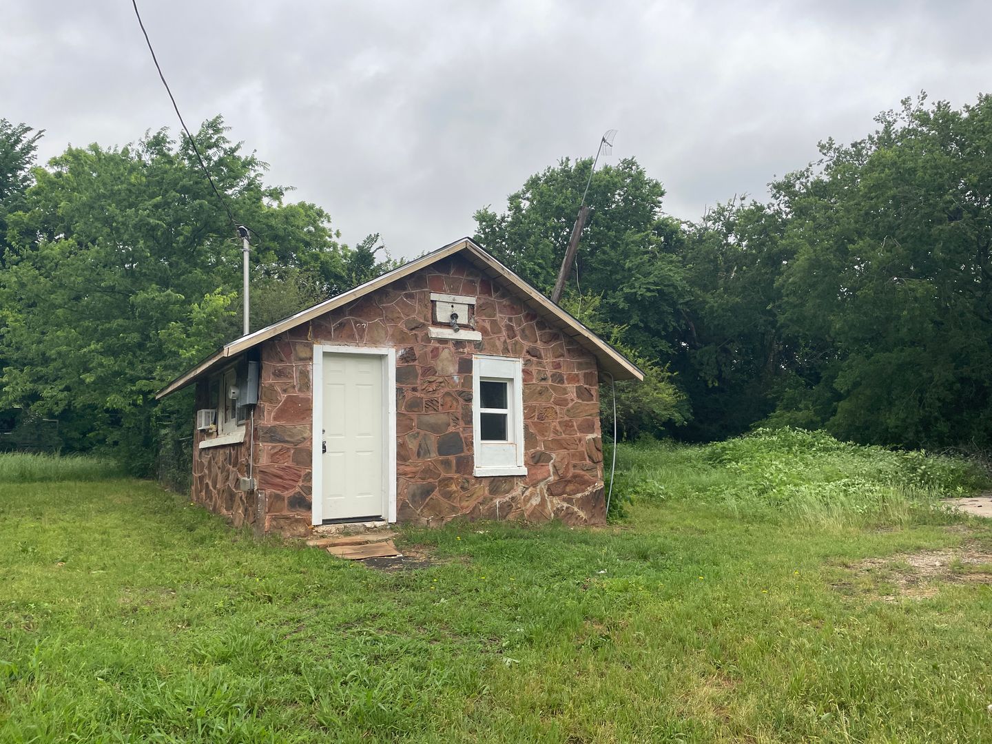 Denison Apartment: 2711 W Walker St