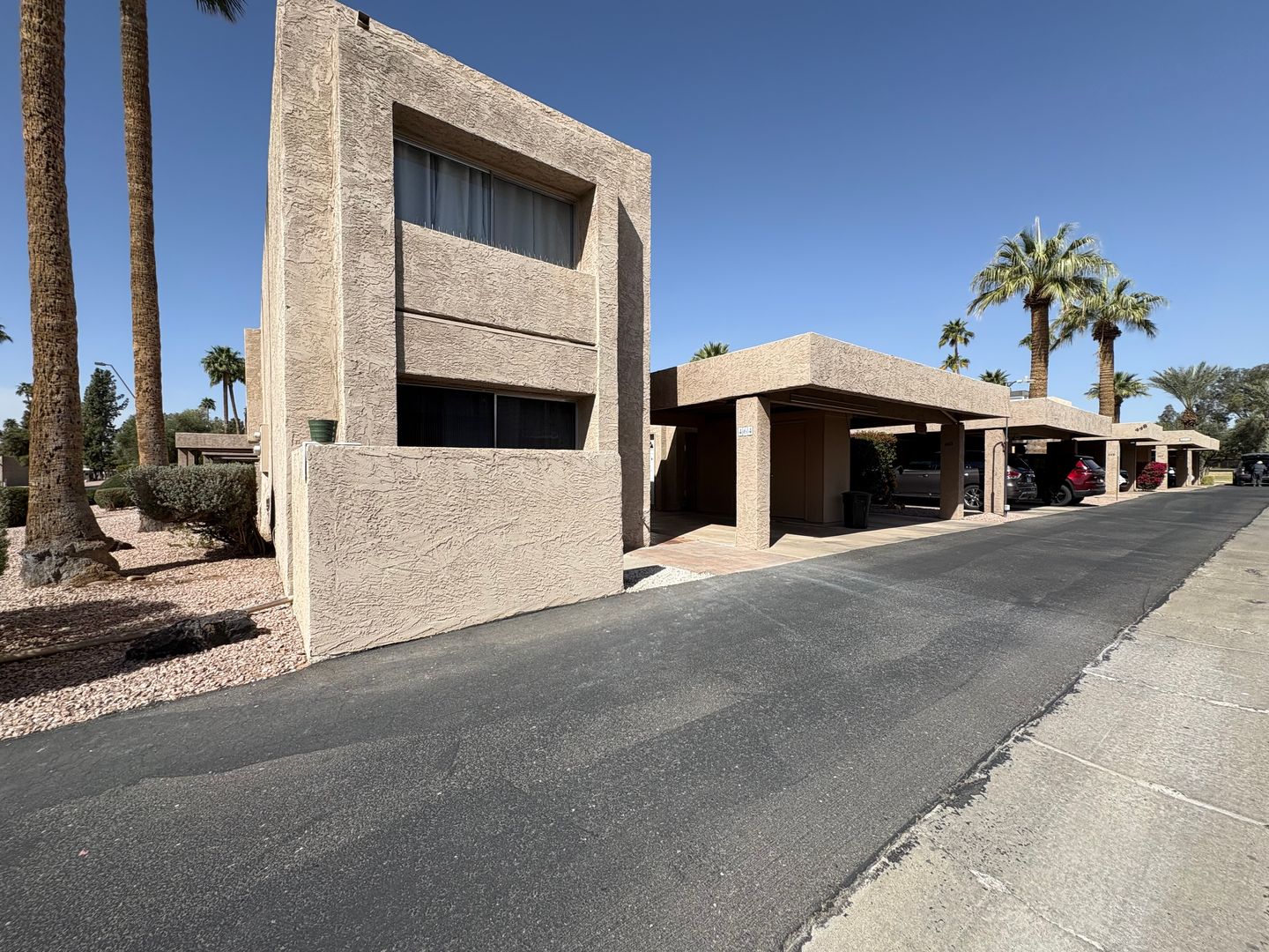 Mesa Condo: 464 S Desert Palm