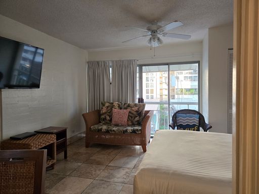 Fully Furnished Waikiki 1BR – Fully Equipped Kitchen, Available Now – photo 1