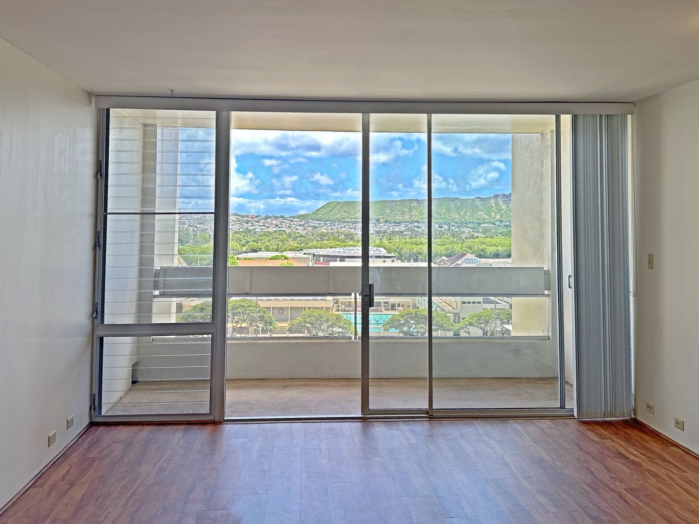 Honolulu Condo: 555 University 1202