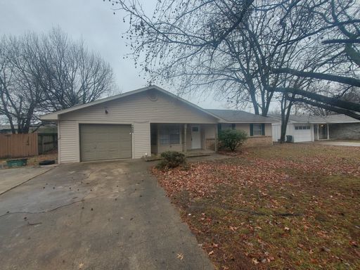 Nice 4 bedroom 1.5 bath home close to U of A and I-49 – photo 1