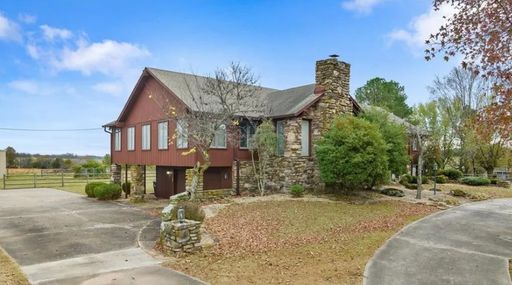 Large home with shop buildings on 10 acres – photo 1