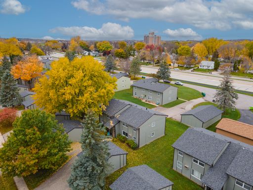 Fully Renovated Lower Level 2-bed, 1-bath Apartment with a Garage Stall! – photo 1