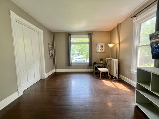 Spacious 2-Bed, 1-Bath Apartment Near Downtown! – photo 1