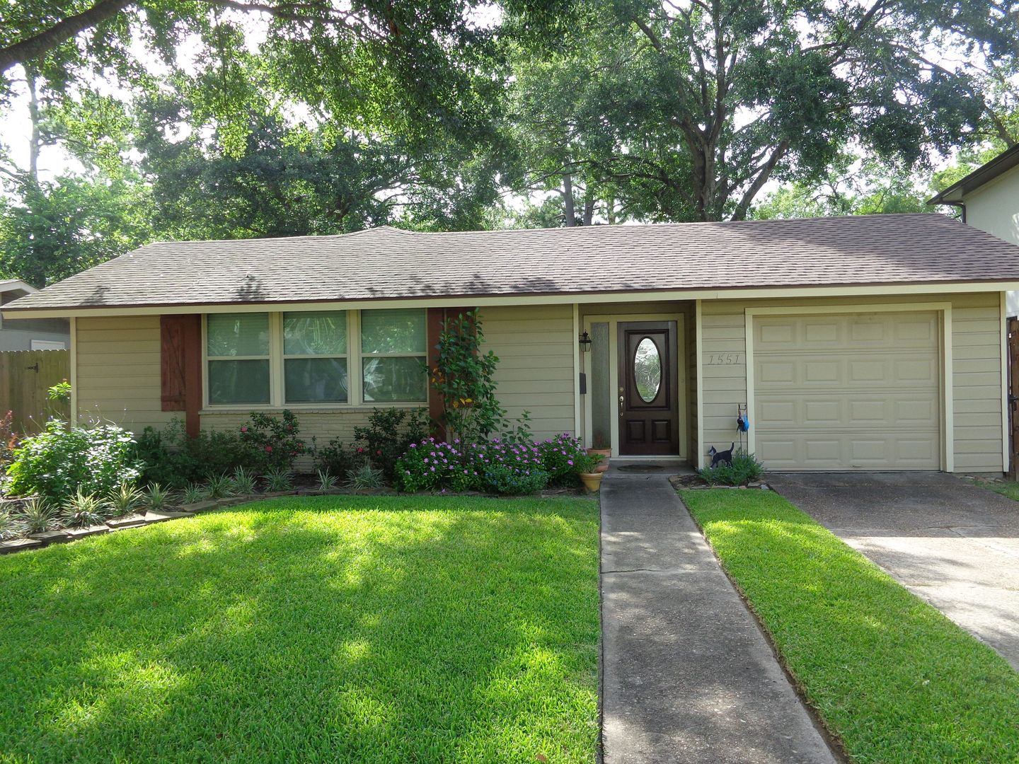 Houston House: 1551 Hewitt Dr