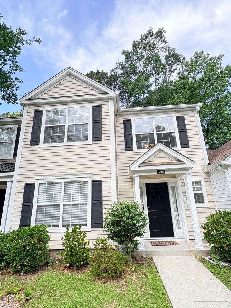 Bluffton House: 390 Gardners Cir