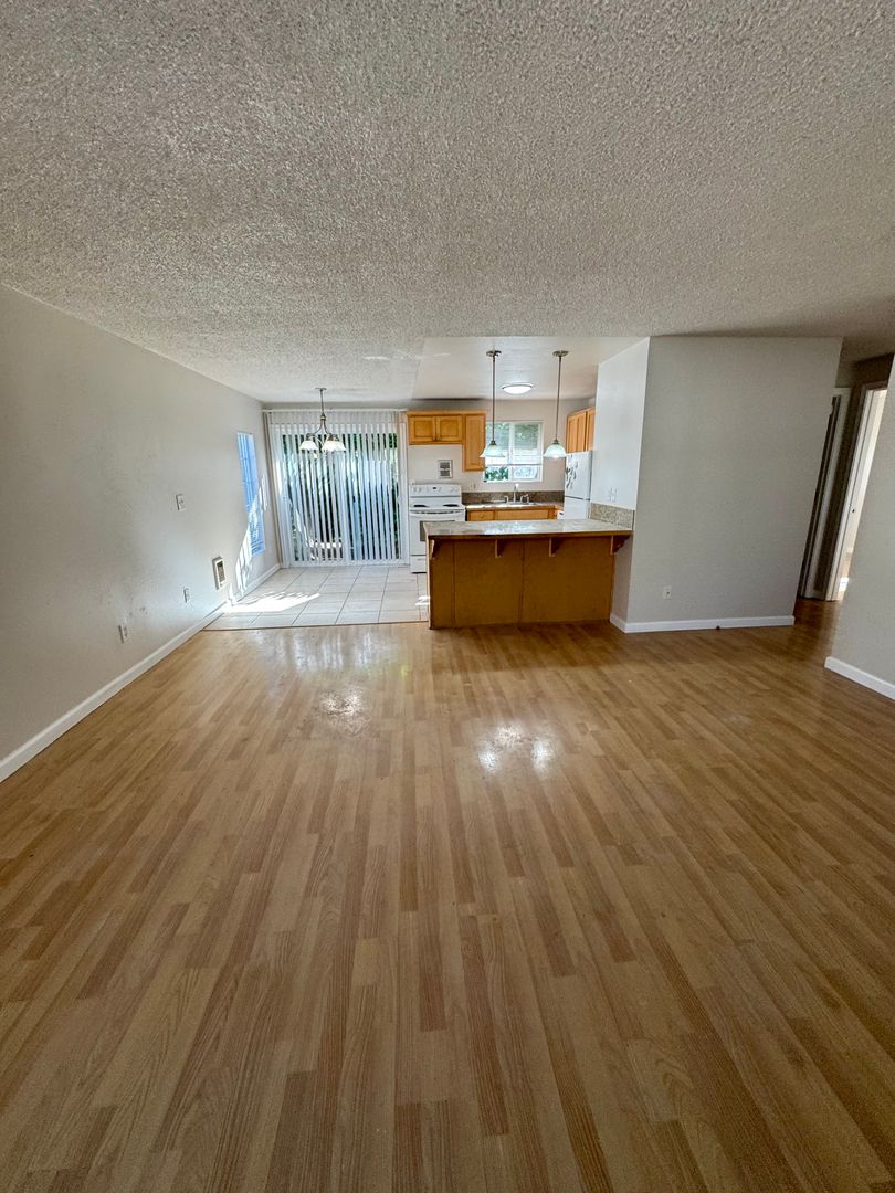 Portland Apartment: 4007 - 4009 SE 33rd Place
